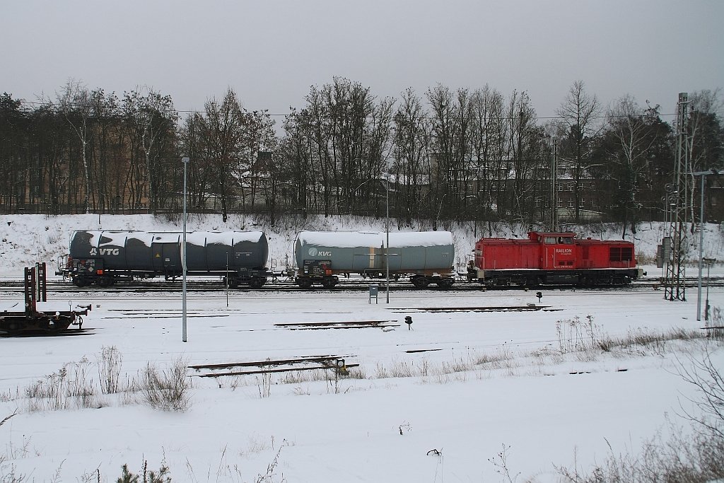 298 334-4 schiebt Kesselwagen zum DB Werk Eberswalde am 14.01.2010