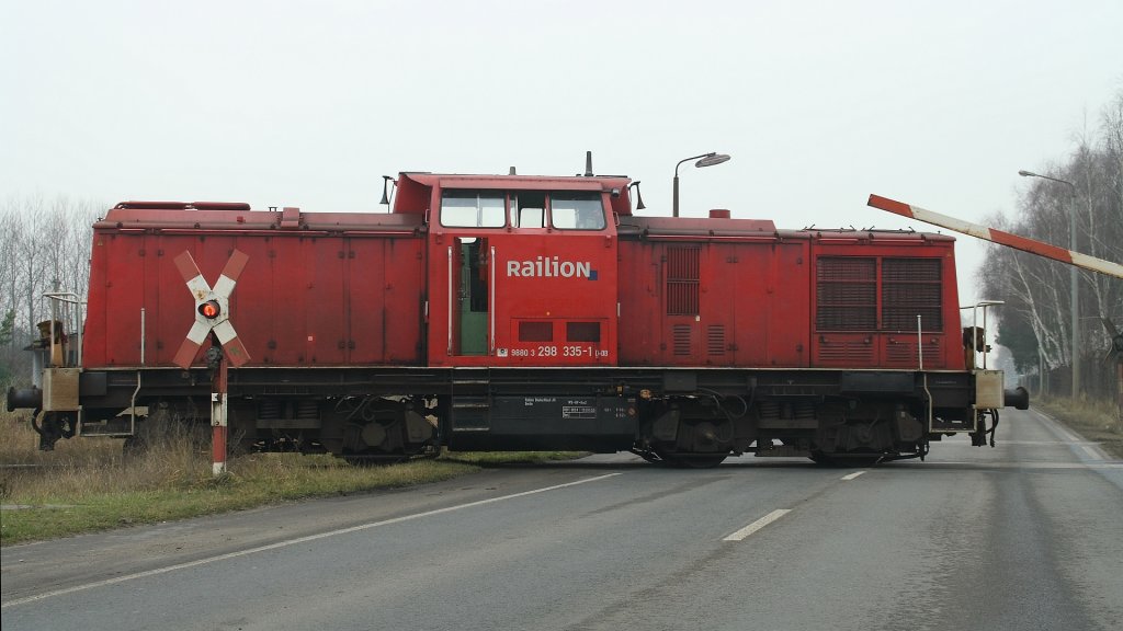 298 335-1 steht am 08.12.09 vor dem Walzwerk Finow in Eberswalde