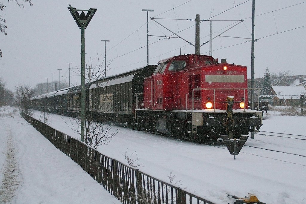 298 336-9 mit der bergabe von den Papierwerken zum Bahnhof Schwedt am Stellwerk Scf 19.01.2010