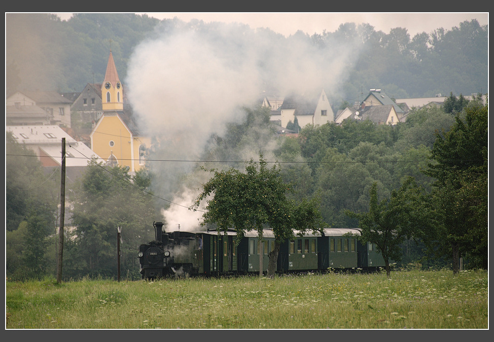 298.102 Letten der GEG Steyrtalbahn Museumsbahn mit Personenzug vor Neuzeug mit der Ortschaft Sierning im Hintergrund, 31.7.2009