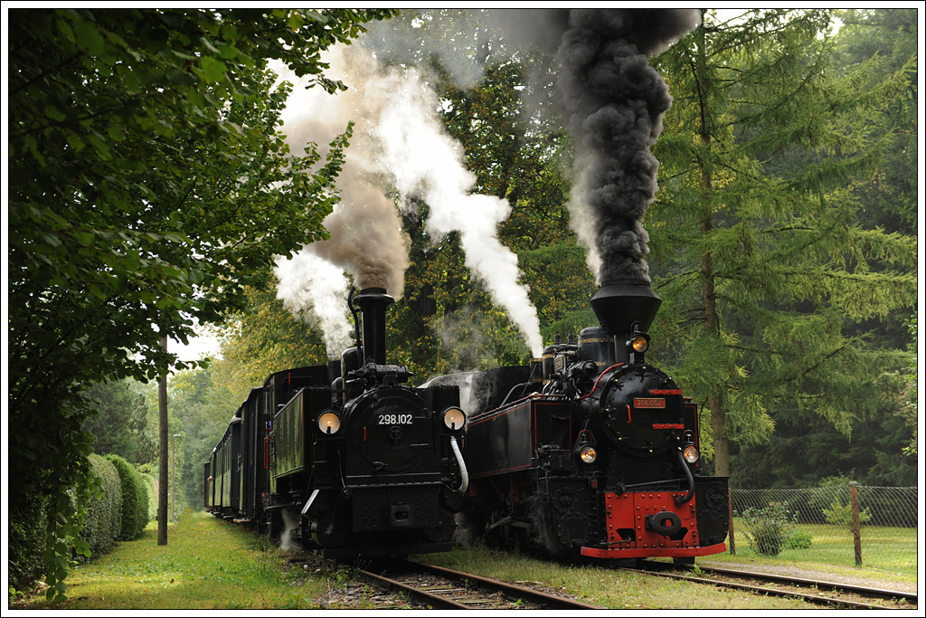 298.102 (mit BJ 1888 die lteste 760mm Schmalspurdampflok in sterreich) neben 764 007 am 24.8.2012 in Pergern anlsslich der IGE-Eisenbahn Romantik sterreich Rundfahrt aufgenommen.