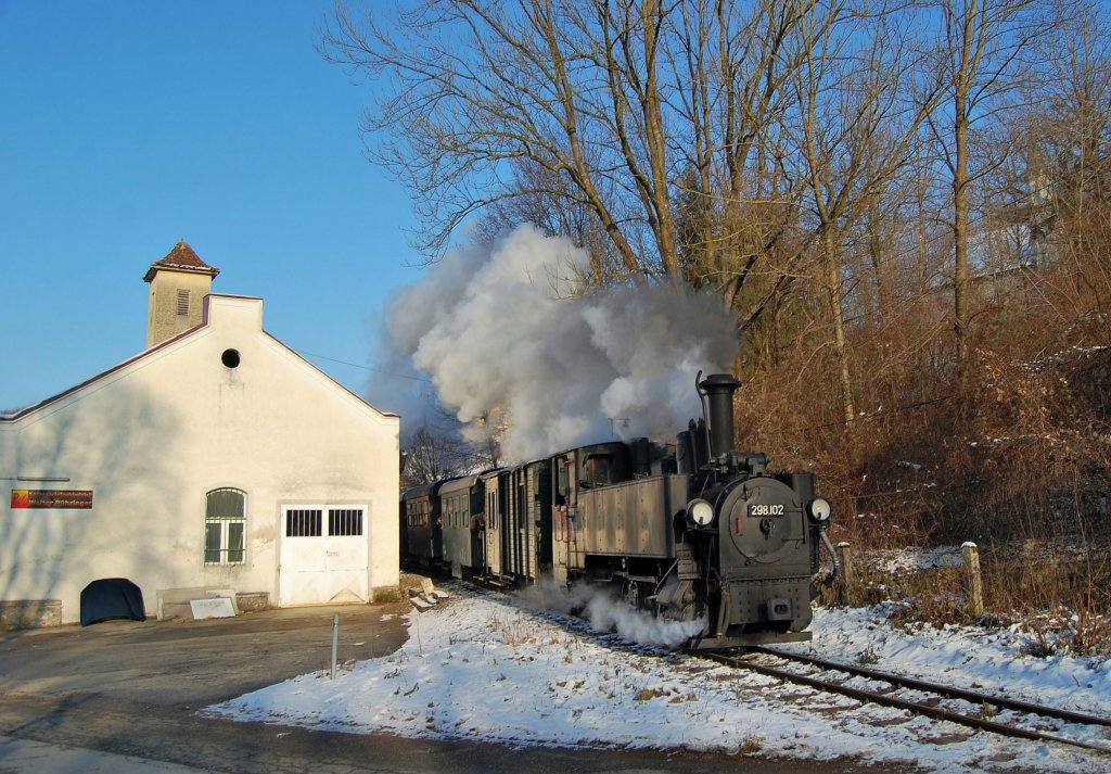 298.102 mit einem Personenzug am 09.12.2012 bei
Neuzeug.