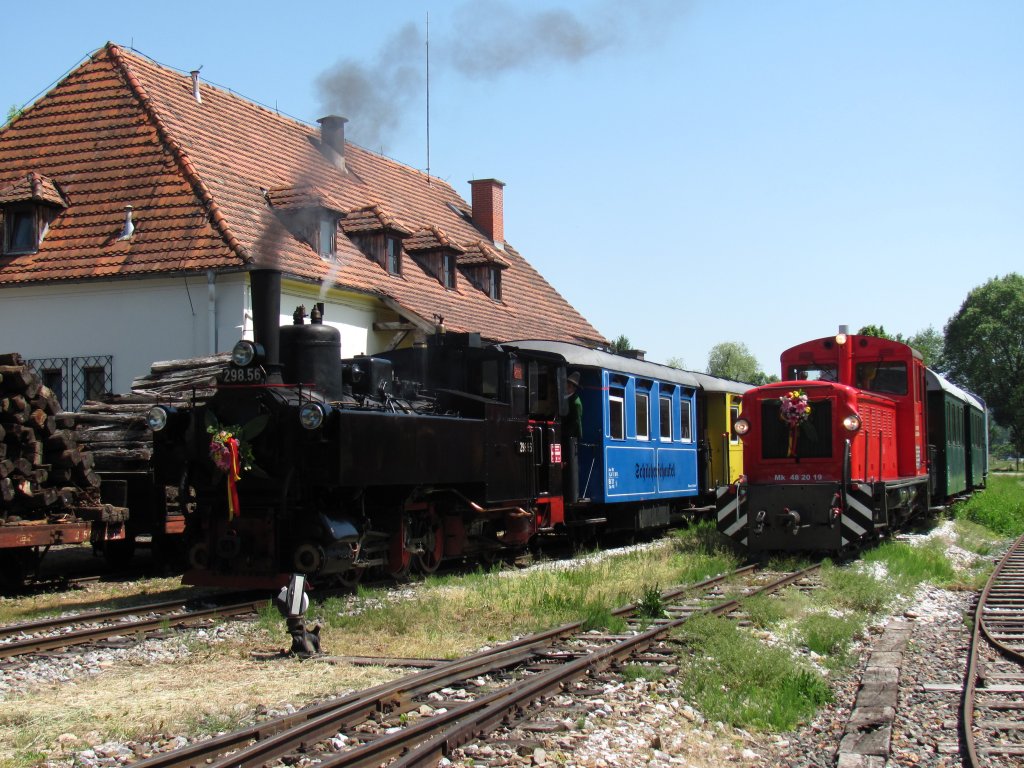 298.56 und Lok D7 bei einer gestellten Paralelleinfahrt in den Bahnhof Stainz am 19.05.2012 anlsslich der 120 Jahr Feierlichkeiten  !
