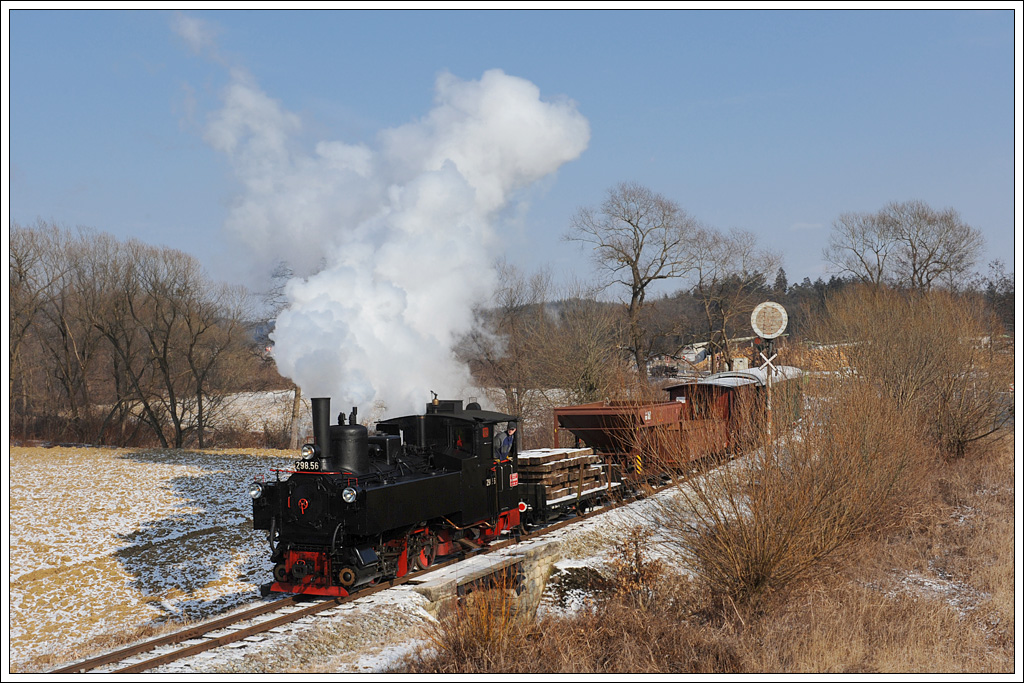 298.56 mit ihrem GmP am 5.2.2012 von Preding nach Stainz, aufgenommen beim  beim ehemaligen Deckungssignal fr das Vierschienengleises. Heute verluft die Stainzerbahn von hier bis zum Bahnhof Preding parallel zur GKB Strecke.