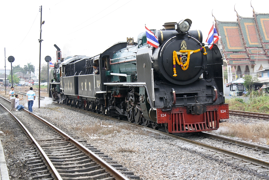 2'C1' 824 und 850 wenden am 26.Mrz 2010 im Bf. Ayutthaya von Sonderzug 901 auf Sonderzug 902.