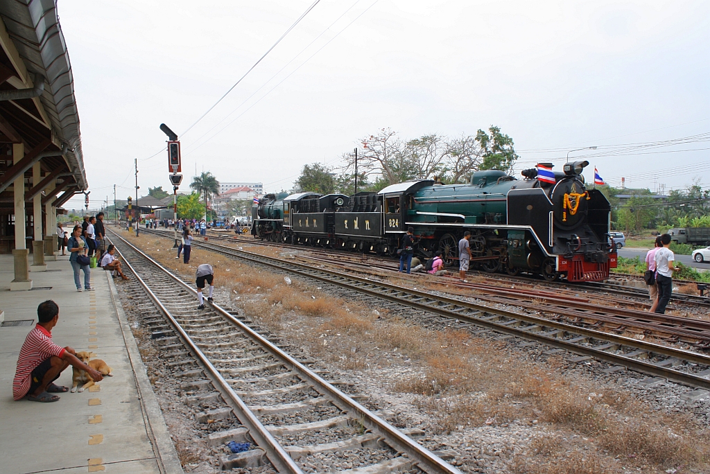 2'C1' 824 und 850 wenden am 26.Mrz 2010 im Bf. Ayutthaya von Sonderzug 901 auf Sonderzug 902. Da das Gleis im Vordergrund das Hauptgleis 1 ist, scheint niemanden wirklich zu berhren.