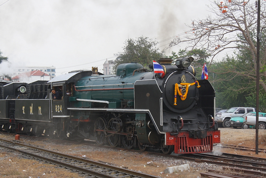 2'C1' 824 fhrt nach der Wendepause aus dem Gleisstutzen des Bf. Ayutthaya am 26.Mrz 2010.