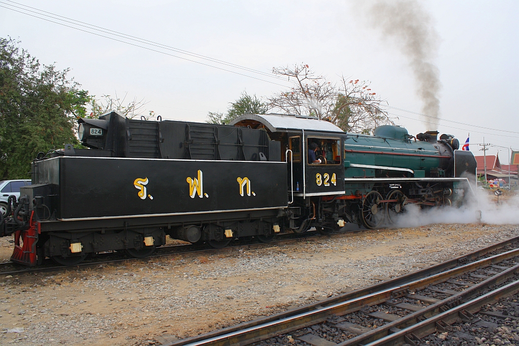 2'C1' 824 fhrt nach der Wendepause aus dem Gleisstutzen des Bf. Ayutthaya am 26.Mrz 2010.