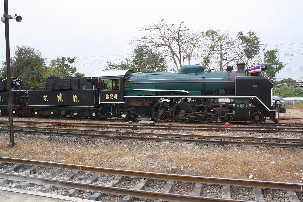 2'C1' 824 im Gleisstutzen whrend der Wendepause von Sonderzug 901 auf Sonderzug 902 am 26.Mrz 2010 im Bf. Ayutthaya.