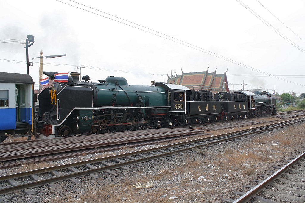 2'C1' 850 und 824 am 26.Mrz 2010 im Bf. Ayutthaya.