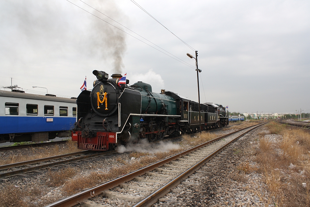 2'C1' 850 und 824 wenden am 26.Mrz 2010 im Bf. Ayutthaya von Sonderzug 901 auf Sonderzug 902.