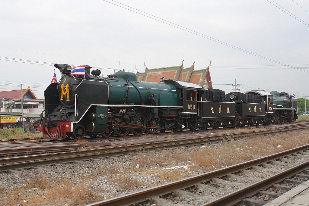 2'C1' 850 und 824 wenden am 26.Mrz 2010 im Bf. Ayutthaya von Sonderzug 901 auf Sonderzug 902.