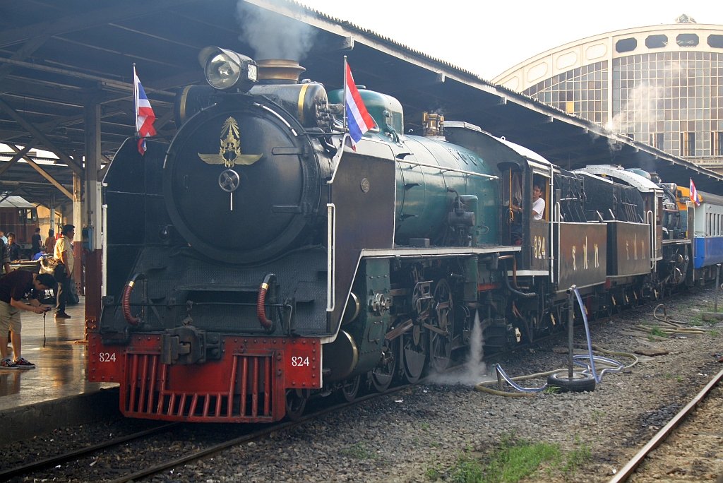 2'C1' h2 824 und 850 am 26.Mrz 2010 mit dem  Steam Engine Train  901 abfahrbereit im Bf. Hua Lamphong.