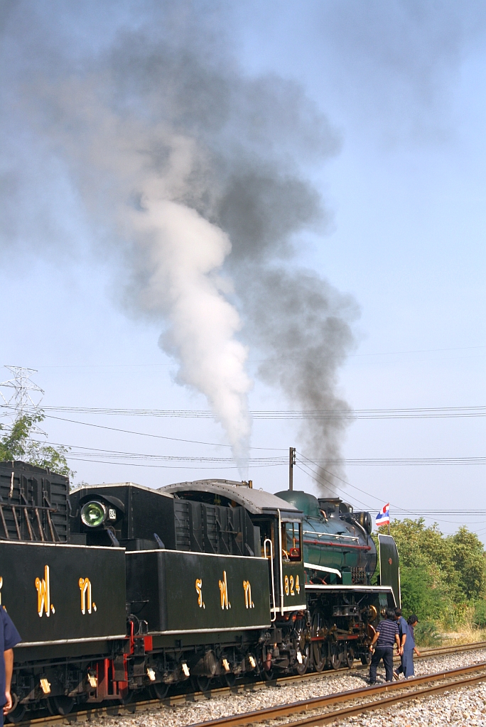 2'C1' h2 824 als Vorspann mit Sonderzug 901 bei planmigem Halt im Bf. Bang Pa-In am 05.Dezember 2010.


