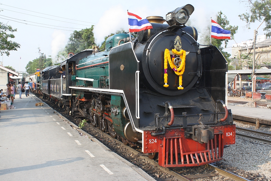 2'C1' h2 824 am 26.Mrz 2010 mit dem Sonderzug 901 im Bf. Bang Sue Junction.