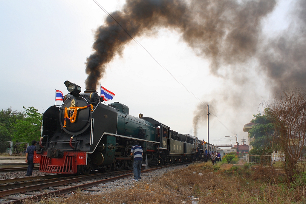 2'C1' h2 824 am 26.Mrz 2010 mit Sonderzug 901 im Bf. Bang Pa In.