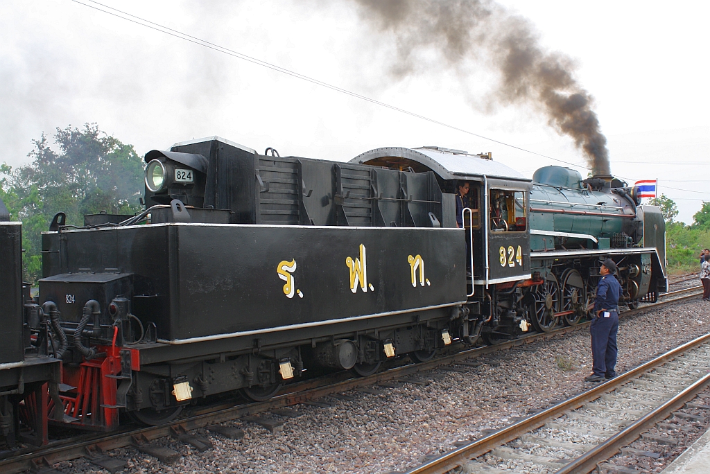 2'C1' h2 824 am 26.Mrz 2010 mit Sonderzug 901 im Bf. Bang Pa In.