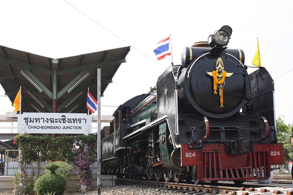 2'C1' h2 824 (Nippon Sharyo (Japan), Bauj. 1949, Fab.Nr. 1525) am 04.Dezember 2010 im Bf. Chachoengsao Junction.