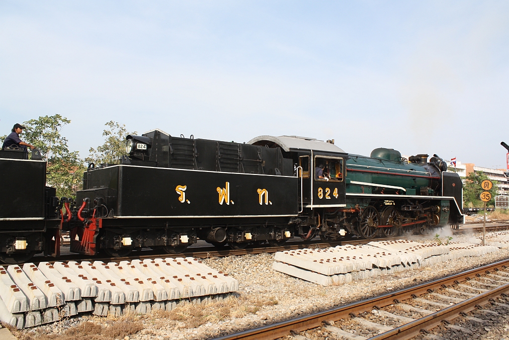 2'C1' h2 824 (Nippon Sharyo (Japan), Bauj. 1949, Fab.Nr. 1525) am 04.Dezember 2010 im Bf. Chachoengsao Junction.