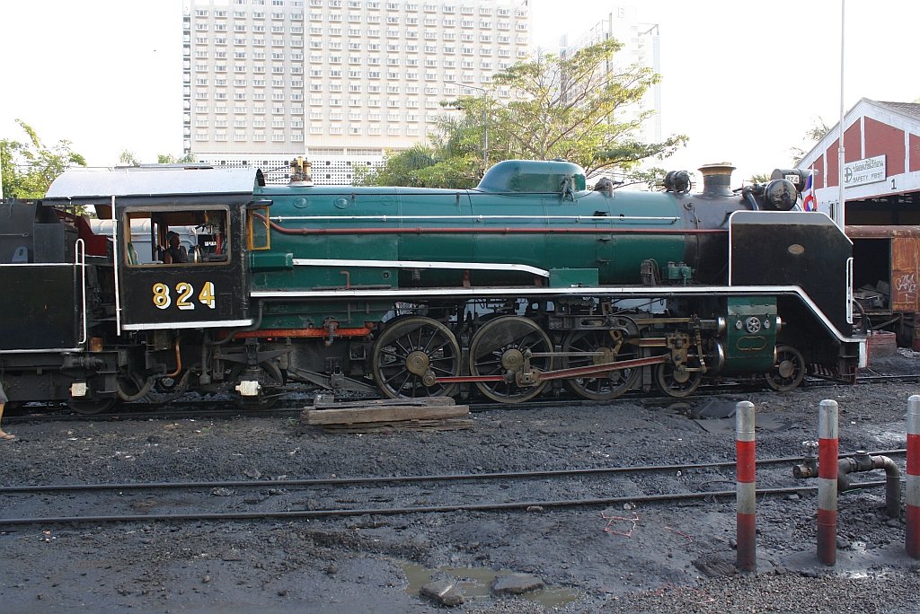 2'C1' h2 824 wird am 25.März 2010 in Thon Buri für den nächstägigen Sonderzug vorbereitet.