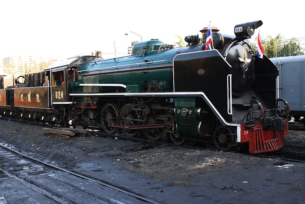 2'C1' h2 824 wird am 25.März 2010 in Thon Buri für den nächstägigen Sonderzug vorbereitet.