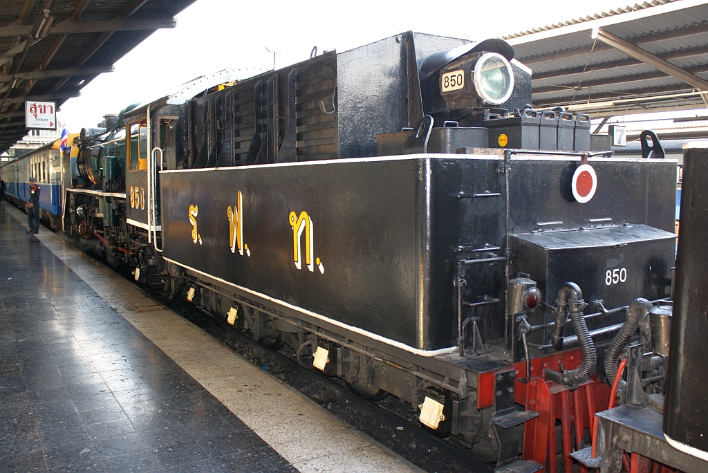 2'C1' h2 850 am 26.Mrz 2010 mit dem  Steam Engine Train  901 abfahrbereit im Bf. Hua Lamphong.