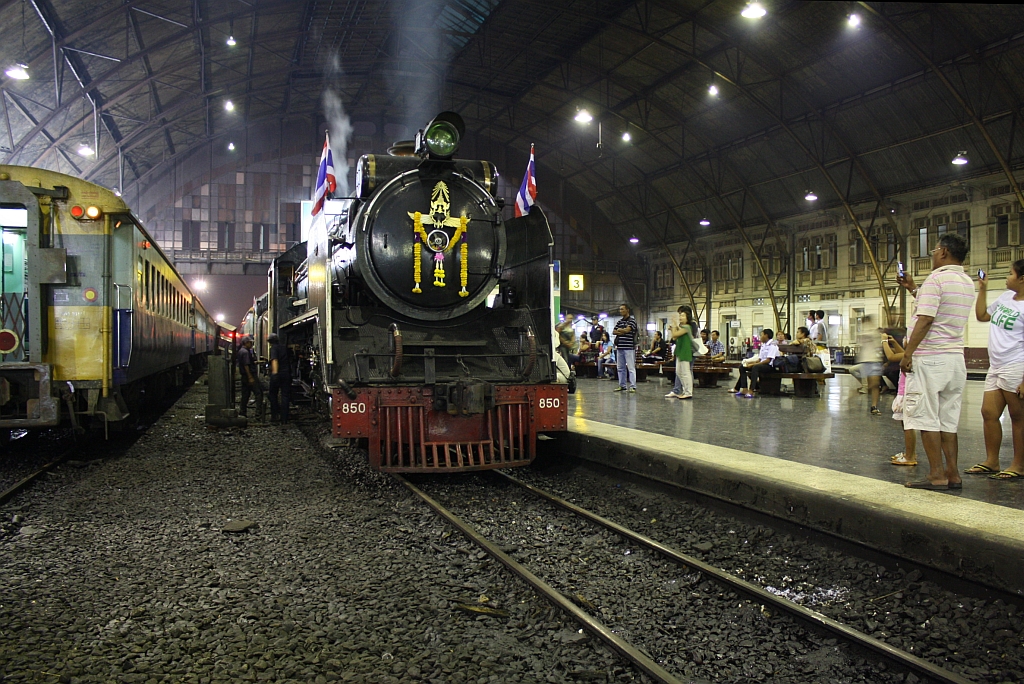 2'C1' h2 850 nach der Ankunft mit Sonderzug 902 im bangkoker Bf. Hua Lamphong am 26.Mrz 2010, zwischen die Gleisabschlue hindurch fotografiert.