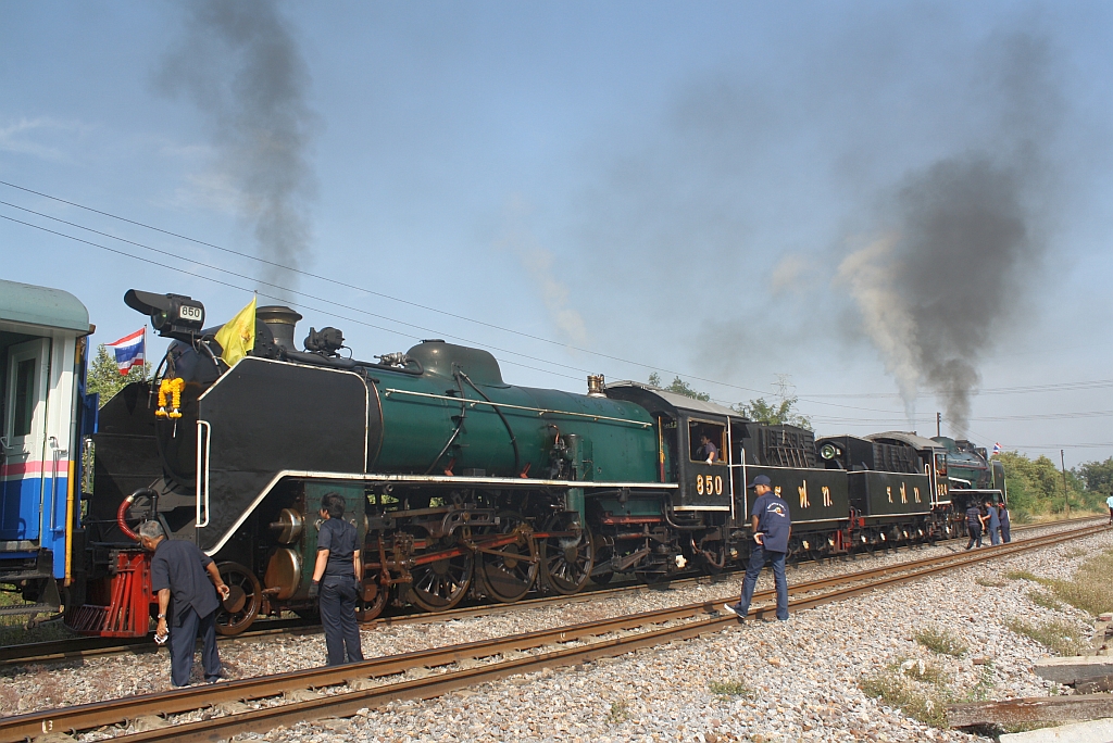 2'C1' h2 850 (Nippon Sharyo (Japan), Bauj. 1950, Fab.Nr. 1547) mit 2'C1' h2 824 als Vorspann mit Sonderzug 901 bei planm��igem Halt im Bf. Bang Pa-In am 05.Dezember 2010.


