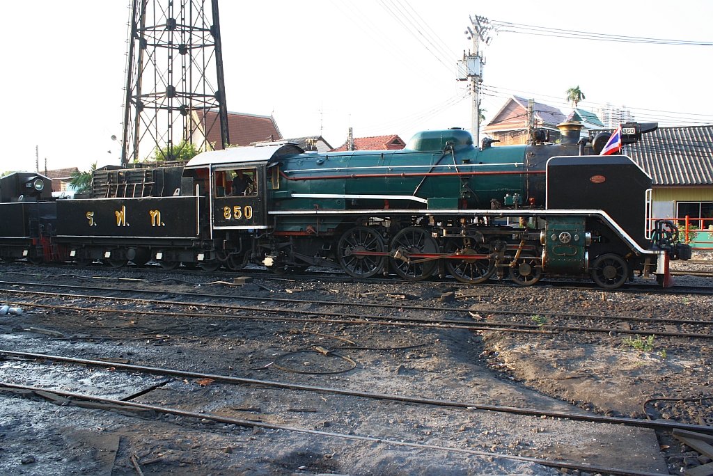 2'C1' h2 850 wird am 25.März 2010 in Thon Buri für den nächstägigen Sonderzug vorbereitet.