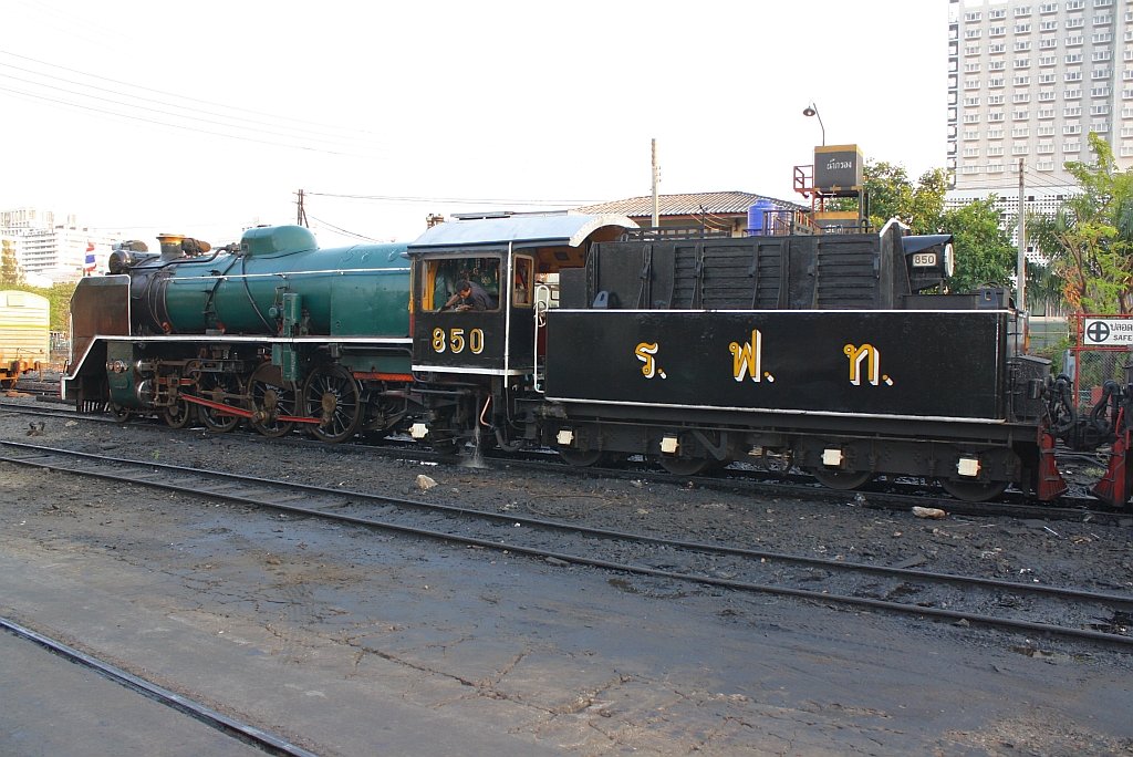 2'C1' h2 850 wird am 25.März 2010 in Thon Buri für den nächstägigen Sonderzug vorbereitet.