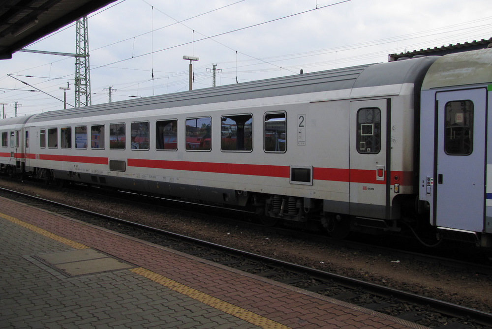 2.Klasse-Waggon (D-DB 61 80 84-91 102-2 Bpmbdz 294.1) war eingereiht am 04.10.2010 am EC 341  Wawel  nach Krakow Glowny. Hier zu sehen beim Halt in Cottbus.

