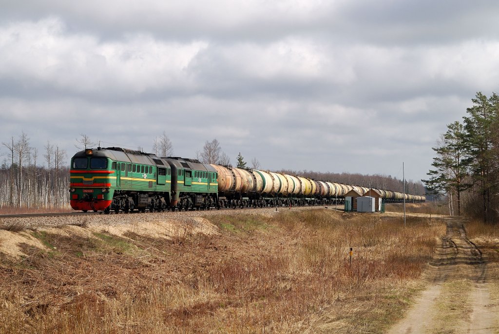 2M62-0295 mit Kesselzug vor Ventspils (30.04.2013)