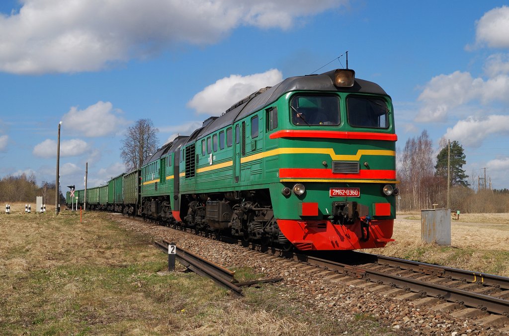2M62-0360 mit Gterzug bei Usma (30.04.2013)