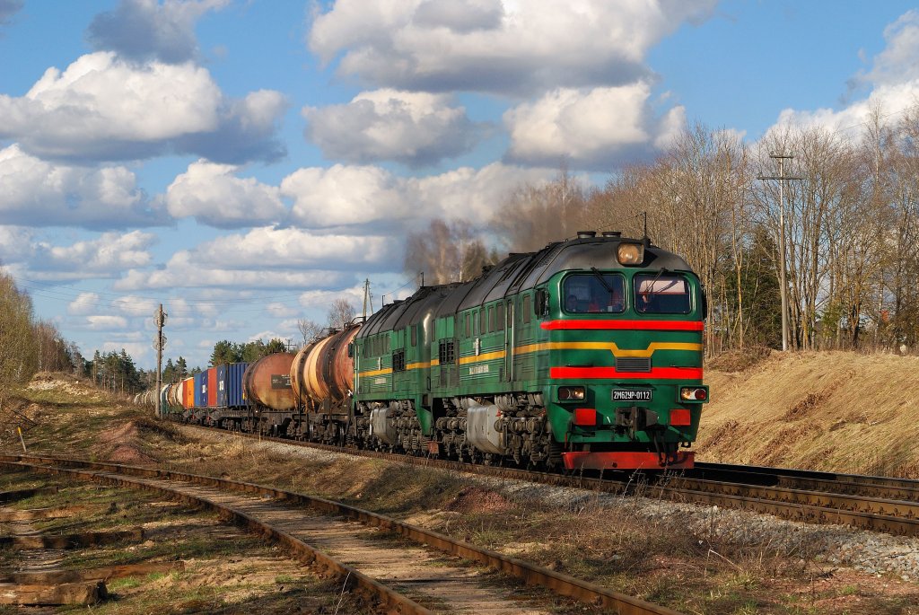 2M62UP-0112 mit Gterzug in Cesis (01.05.2013)