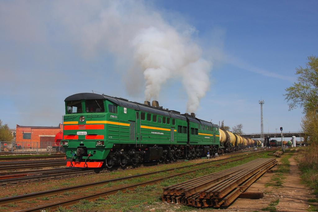 2T3102Y215, eine russische Doppellok mit insgesamt 12 Achsen, zieht einen
schweren Tankzug aus dem Bahnhof Jelgava mit Ziel Kaliningrad am 30.4.2012.
