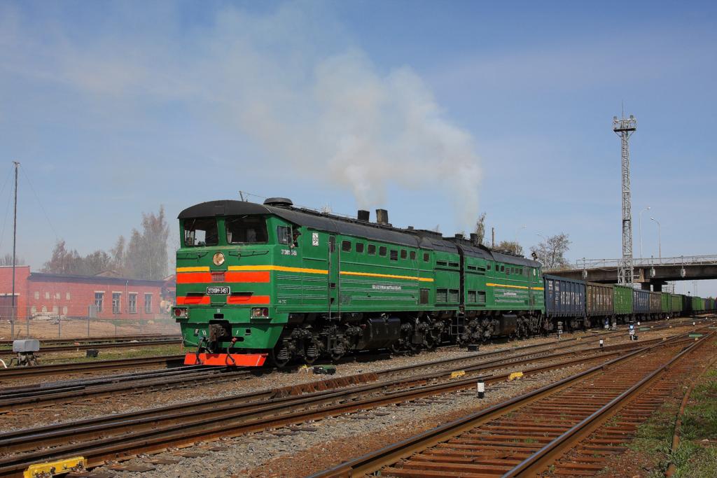 2T310M3451 fhrt am 30.4.2012 aus dem Bahnhof Jelgava in Richtung Litauen aus.