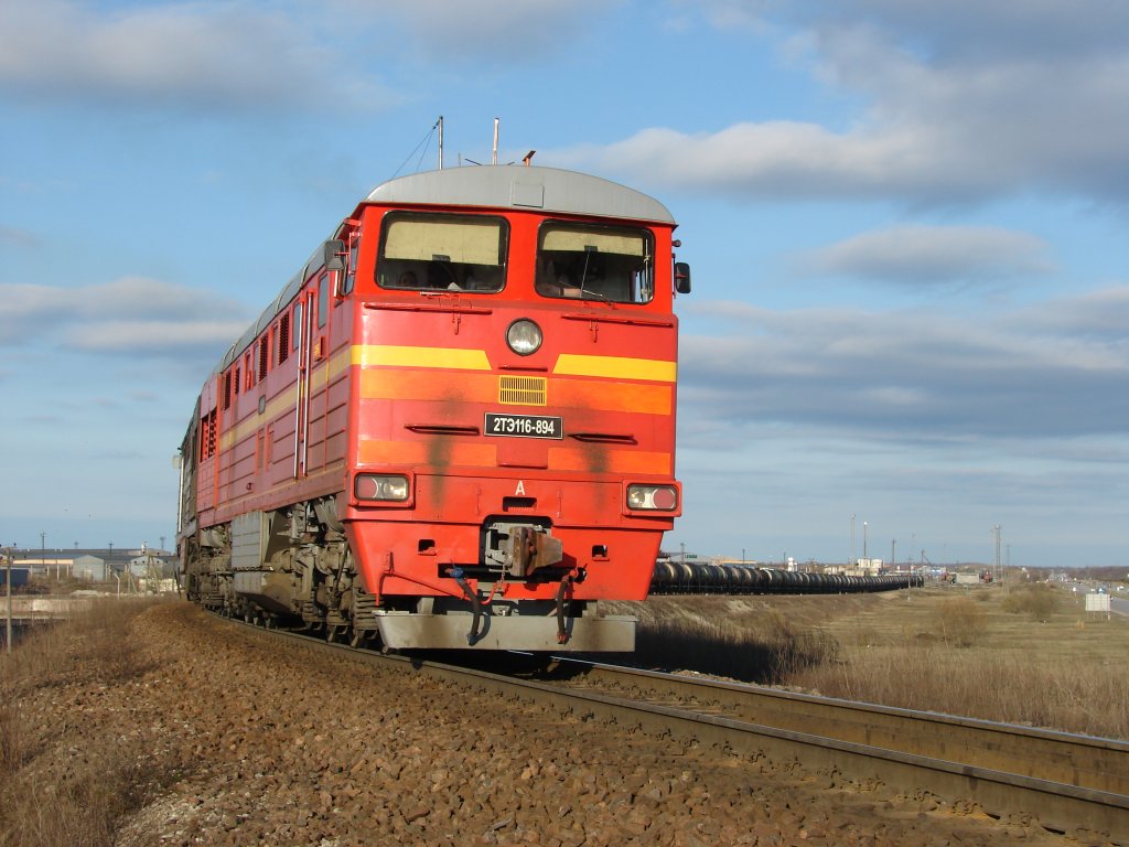 2T3116 verlsst Maardu Rangierbahnhof mit einem Leerzug Richtung Osten/Russland und drhnt die Steigung zur berfhrung ber die Schnellstrasse nach Narva hinauf - 15/04/2008