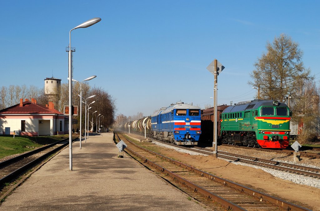 2TE116-889 mit Kesselzug und M62-1440 in Valmiera (04.05.2013)