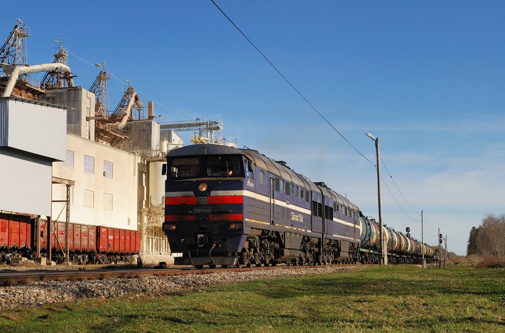 2TE116-928 (Skinest Rail) mit Kesselzug am Kalkwerk von Rakke (03.05.2013)