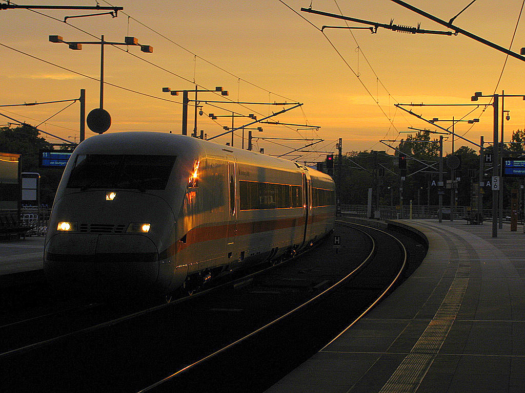 2.Versuch: Trotz eher wechselhaften Wetters am 02.10. war uns die Sonne bei der abendlichen Einfahrt dieses ICE&acute;s aus K�ln doch hold. So entstand dieses Stimmungsbild.