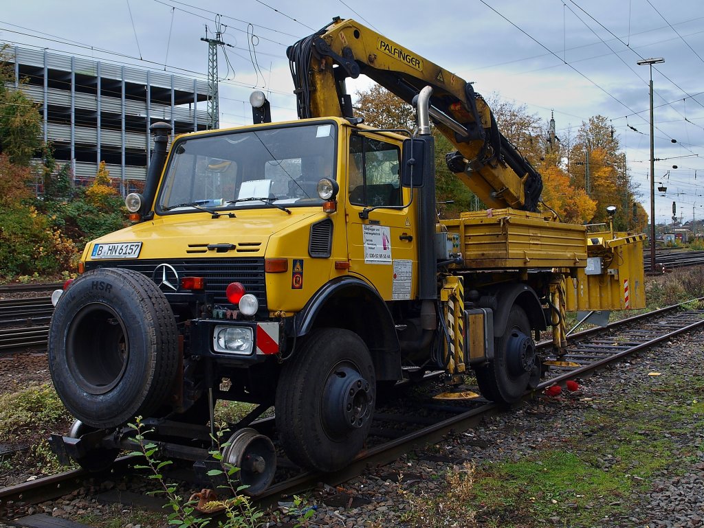 2Wegeunimog von der Firma BSB (Saugbagger & Zweiwegetechnik) mit Palfinger Kranaufbau und Hubb�hne am 31.10.2010 in Aachen West