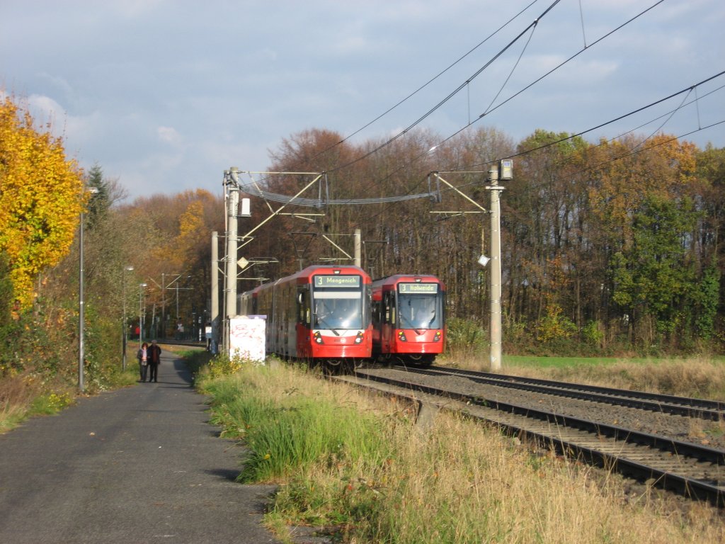 2x 2 ubekannt gebliebene Doppelzge vom Typ K5100. Beide fahren als Linie 3. Der linke Zug mit Ziel Mengenich und der rechte Zug mit Ziel Holweide. Die Aufnahme entdstand am 08. November 2009 zwischen den Haltestellen  Herler Strae  und  Wischhheimerstrae .