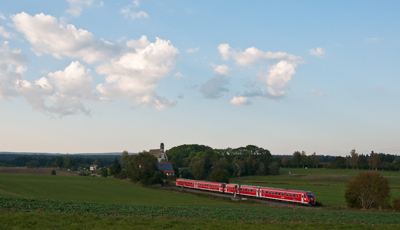 2x 611 am 25. September 2011 als RE 22310 (Neustadt(Schwarzw) - Rottweil) bei Lffingen.