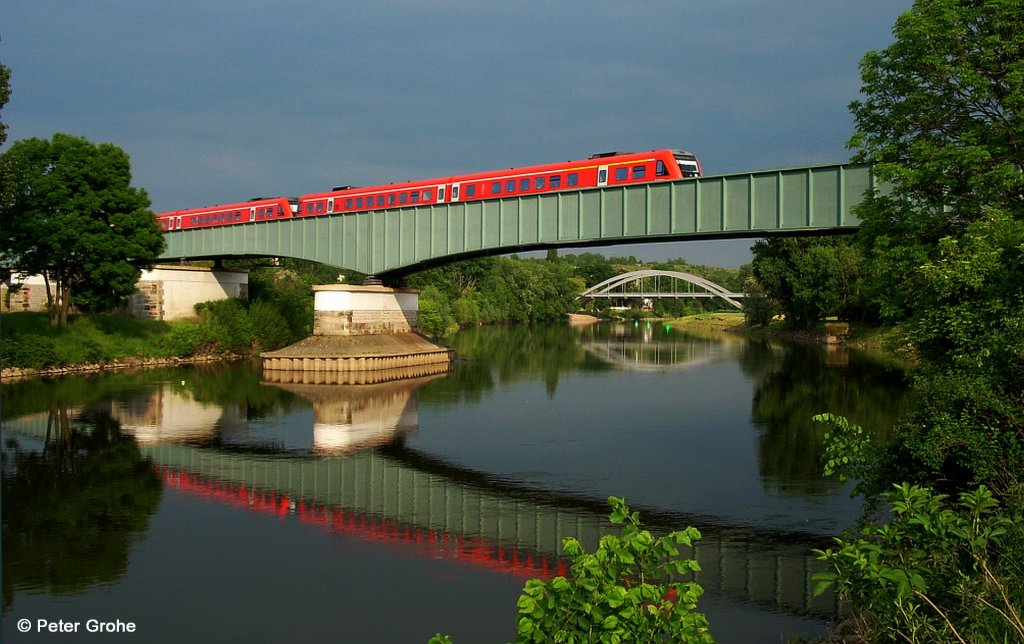 2x DB 612 Regio Swinger als RE Halle - Goslar, KBS 330 Halle - Goslar / Bernburg, fotografiert auf der Saalebrcke bei Knnern am 21.05.2008
