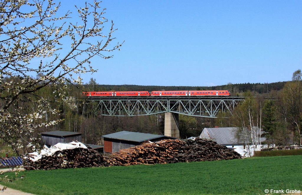 2x DB Regio Bayern BR 612 als Franken-Sachsen-Express RE 3460 Dresden – N�rnberg, KBS 860 Hof - Marktredwitz - Pegnitz – N�rnberg, fotografiert auf dem Th�lauer Viadukt ( 161m L�nge) am 28.04.2012