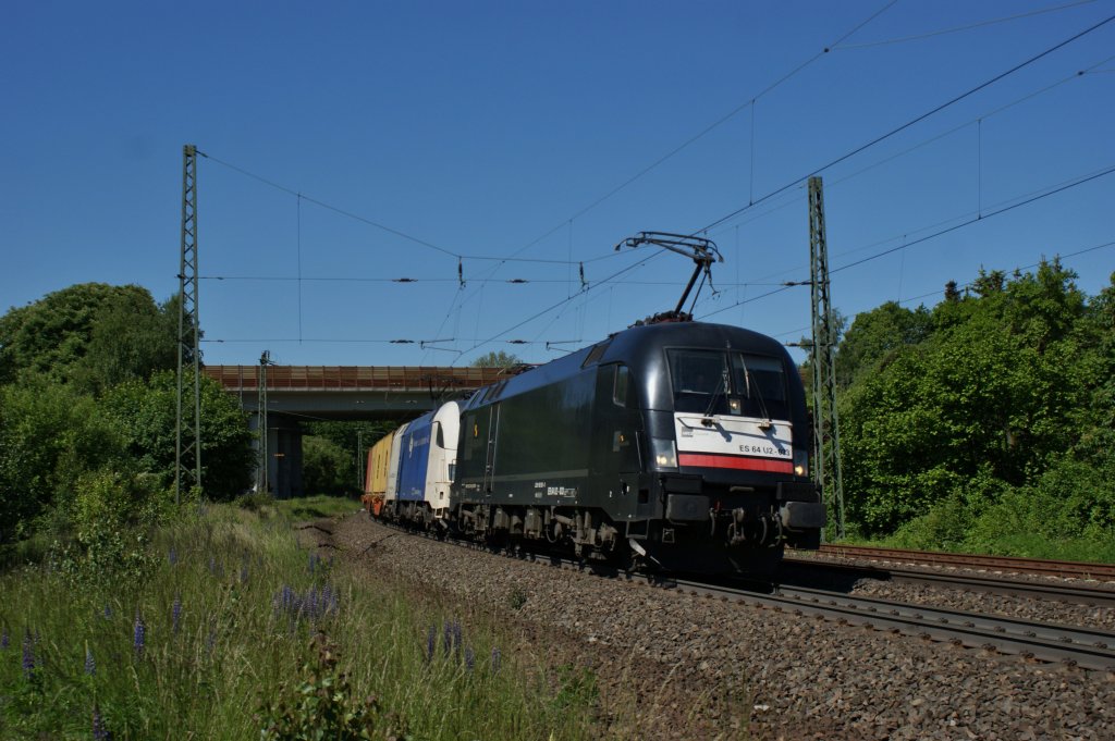 2x ES64 U2-033 (182 033)+ES64 U2-023 (182 523-1)mit Seecontainer Richtung Bebra am 06.06.2013.