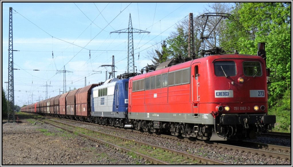 2x RBH 151. Im Doppelpack und mit schwerer Ladung am Haken fhrt dieser Erzganzzug
durch Lintorf bei Ratingen. Aufnahme Anfang Mai 2013.