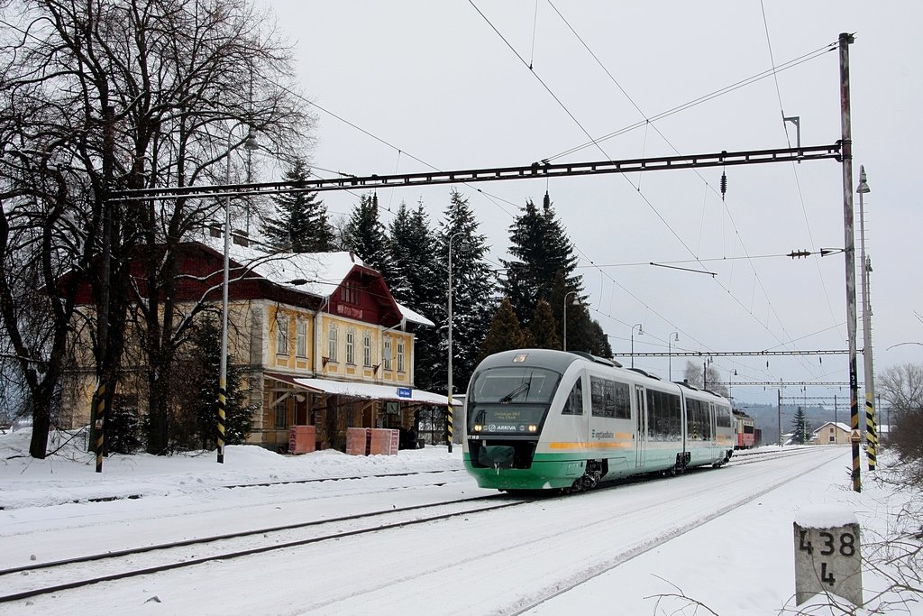 2x täglich fahren Desiro der Vogtlandbahn bis nach Mariánské Lázně und benutzen dabei ab Cheb die tschechische KBS170. VT18 befindet sich, bei der Ausfahrt aus dem Bf Dolní ´andov am 15.02.2010, auf der Rückfahrt nach Zwickau als Os12956. 