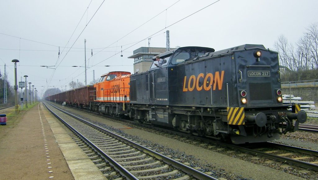 2x V 100 mit LOCON 216 + 217 schieben einen langen Zug aus leeren Kalk-Waggons hinein in das Anschlugleis des Kalkwerk Ostrau (Sachsen), 08.03.2013 