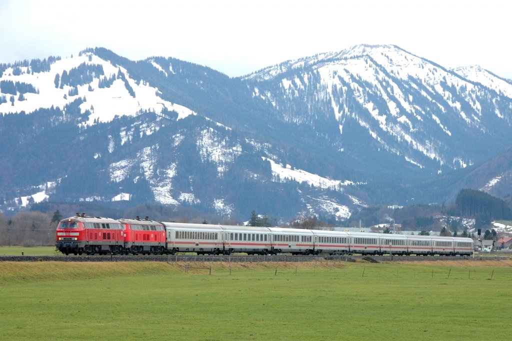 2x218 vor einem IC in der Nhe von Immenstadt, 30.12.12